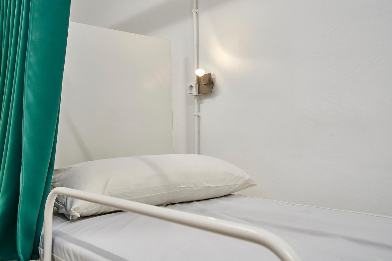 Hola Hostal Collblanc Оспиталет-де-Льобрегат Экстерьер фото