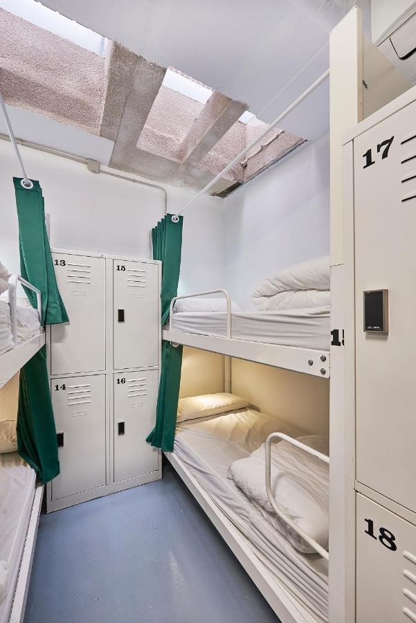 Hola Hostal Collblanc Оспиталет-де-Льобрегат Экстерьер фото