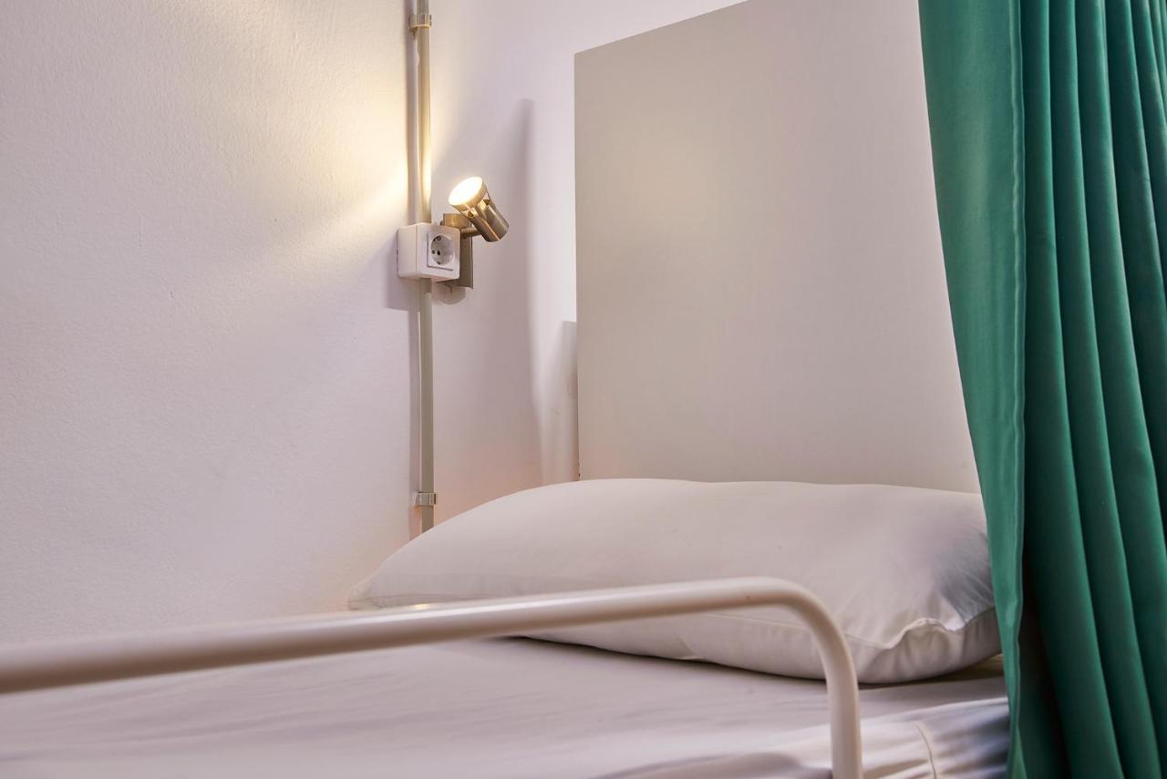Hola Hostal Collblanc Оспиталет-де-Льобрегат Экстерьер фото