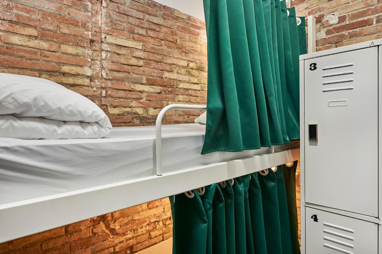 Hola Hostal Collblanc Оспиталет-де-Льобрегат Экстерьер фото