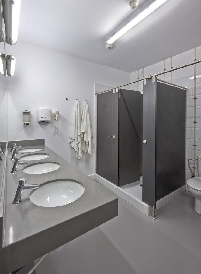 Hola Hostal Collblanc Оспиталет-де-Льобрегат Экстерьер фото